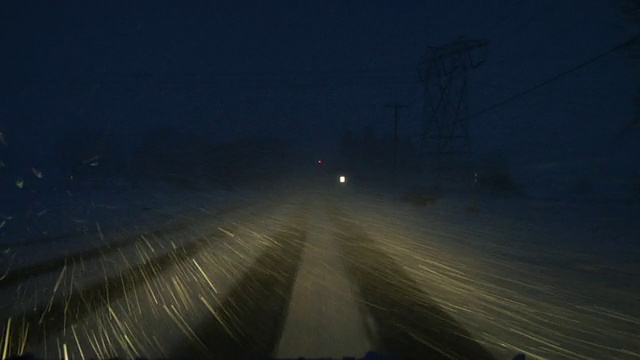 WS CAR POV在暴风雪/霍顿维尔威斯康辛州的乡村道路上行驶视频素材