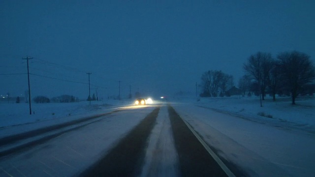 WS T/L CAR POV行驶在暴风雪/霍顿维尔，威斯康星州的乡村道路上视频素材