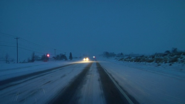 WS CAR POV在暴风雪/霍顿维尔威斯康辛州的乡村道路上行驶视频素材