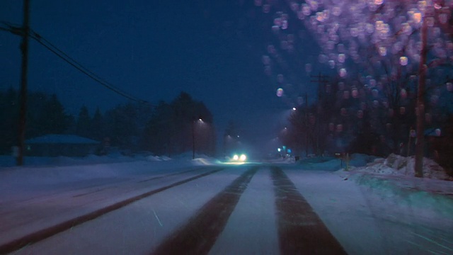 WS CAR POV在暴风雪/霍顿维尔威斯康辛州的乡村道路上行驶视频素材