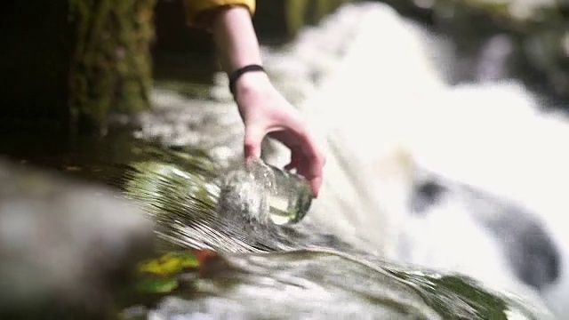 女孩探险者为STEM研究在烧杯中收集水样本视频素材