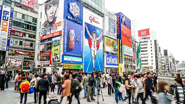 在大阪的南波街市场，人们拥挤不堪视频素材