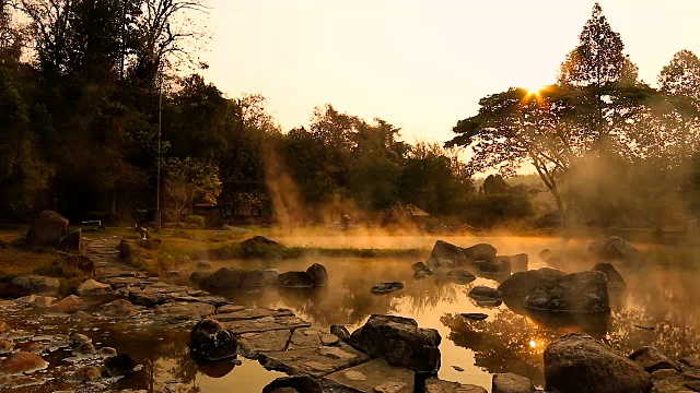 火山天然温泉矿泉池配蒸汽温泉和阳光反光，旅游地标背景，南邦泰国景观，色彩丰富的深色调视频素材