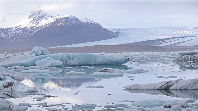 摇摄:冰岛Jokulsarlon泻湖和Vatnajokull冰川视频素材