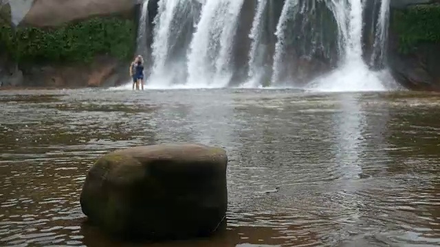 石头在水中岩石视频素材