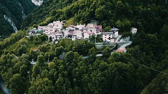 阿尔卑斯山上的一个意大利村庄的高角度视图视频素材