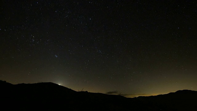 T/L WS星星在夜空中移动在Anza Borrego沙漠/圣地亚哥县，美国加州视频素材