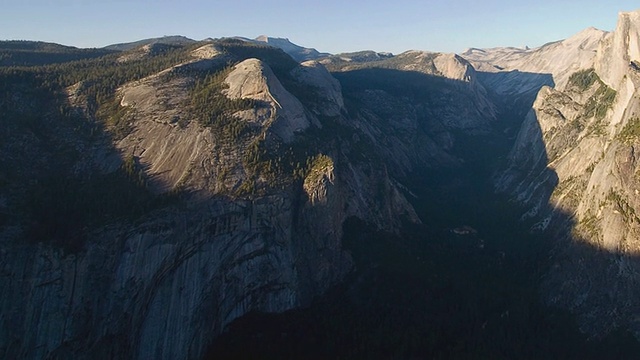 在美国加利福尼亚州的约塞米蒂国家公园，太阳在约塞米蒂山谷和半圆顶上投下阴影视频素材