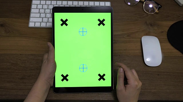 使用数字平板电脑的观点视频素材
