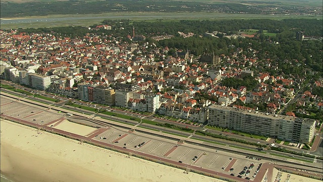 空中，沿着海岸线的城镇，Le Touquet-Paris-Plage，法国视频素材