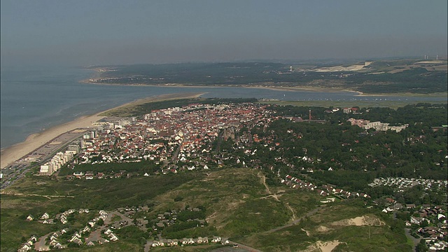 空中，沿着海岸线的城镇，Le Touquet-Paris-Plage，法国视频素材