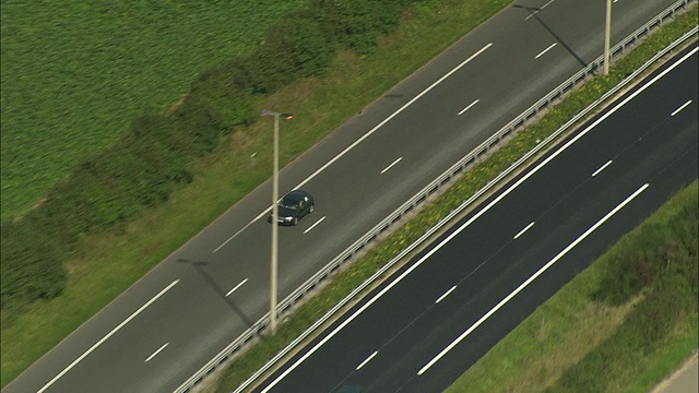 法国加来海峡，A16号高速公路，被田野包围视频素材