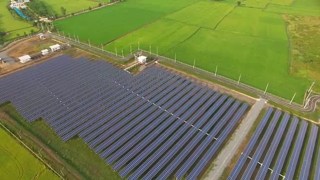 太阳能电池农场鸟瞰图视频素材