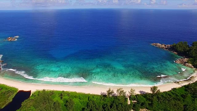 鸟瞰图:警察湾，Mahé岛，塞舌尔视频素材