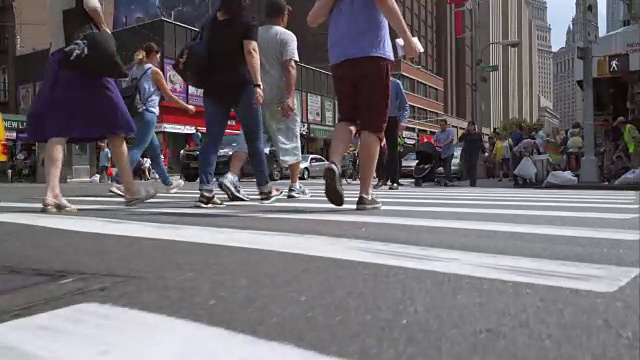 在一个炎热的夏天，人们穿过宾州车站附近的街道。视频素材