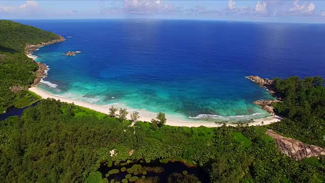 鸟瞰图:警察湾，Mahé岛，塞舌尔视频素材