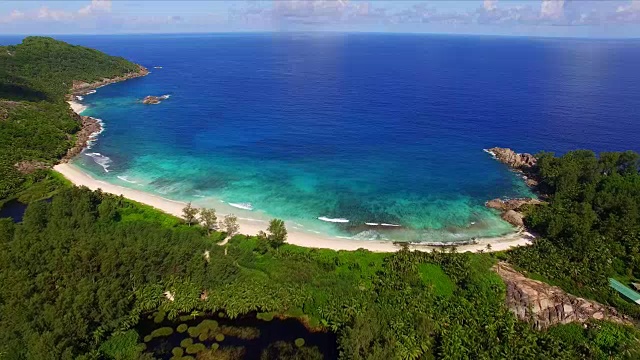 鸟瞰图:警察湾，Mahé岛，塞舌尔视频素材