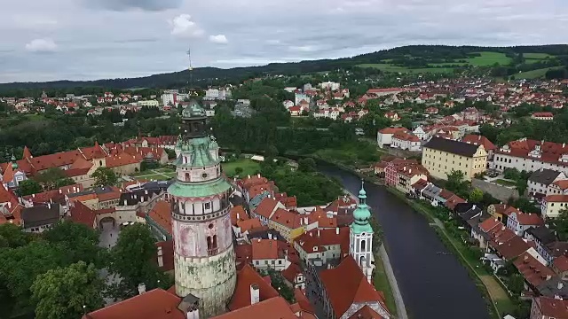 Český克鲁姆洛夫塔鸟瞰图视频素材