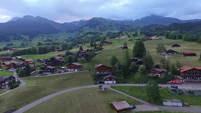 格林德沃的鸟瞰图，阿尔卑斯山和它的住宿视频素材