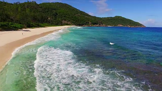 鸟瞰图:警察湾，Mahé岛，塞舌尔视频素材