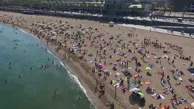 巴塞罗那海滩的鸟瞰图视频素材