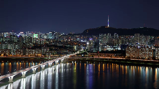 汉江和元孝大桥内的首尔塔夜景鸟瞰图视频素材