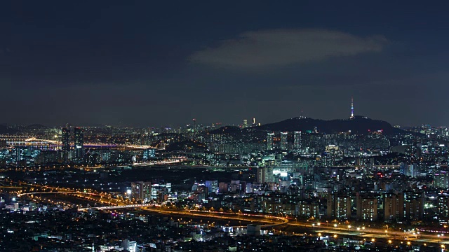 汉江和北汉城塔夜间鸟瞰图视频素材