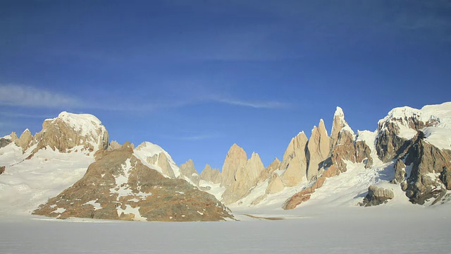 T/L, WS, Cerro Torre, Torre Egger, Punta Herron和Cerro Stanhardt，从白天到黄昏，阿根廷巴塔哥尼亚的Los Glaciares国家公园视频素材