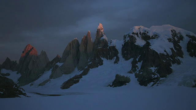 T/L, WS, Cerro Torre, Torre Egger, Punta Herron和Cerro Stanhardt日落，白天到黄昏，阿根廷巴塔哥尼亚的Los Glaciares国家公园视频素材