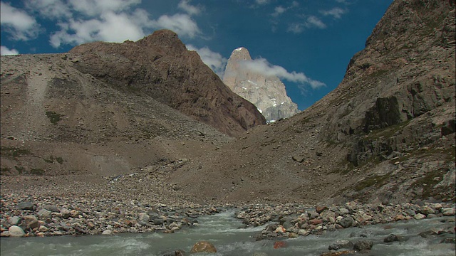 MS，山溪与蒙特菲茨罗伊峰的背景，Los Glaciares国家公园，巴塔哥尼亚，阿根廷视频素材