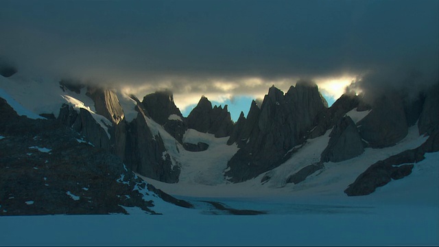 WS, Cerro Torre, Torre Egger, Punta Herron和Cerro Stanhardt之上的云，Los Glaciares国家公园，巴塔哥尼亚，阿根廷视频素材