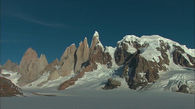 WS, PAN，山脉与Cerro Torre, Torre Egger, Punta Herron和Cerro Stanhardt, Los Glaciares国家公园，巴塔哥尼亚，阿根廷视频素材