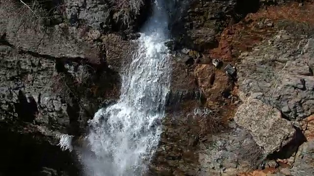 鸟瞰图瀑布随着它流动视频素材