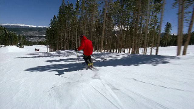 广角自由式滑雪者跳上轨道/在轨道上滑动/跳离轨道/做弓步视频素材