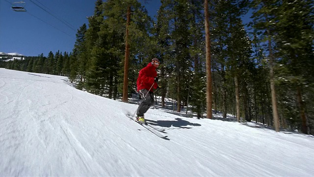 自由式滑雪运动员在斜坡上做弓步动作视频下载