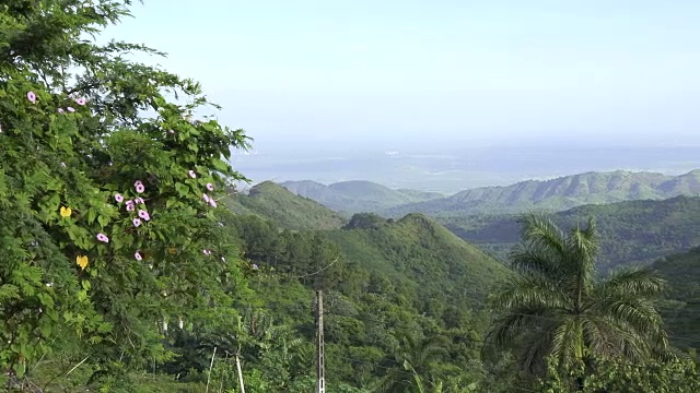 古巴旅游:在Sancti Spiritus省，“Escambray”山脉的“El Nicho”自然保护区用于生态旅游。视频素材