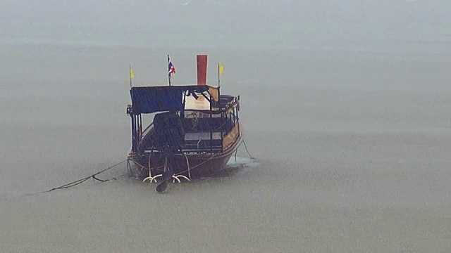 雨中的泰国出租车长尾船视频素材