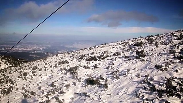 滑雪缆车，乘客的POV，令人惊叹的山翼景观视频素材