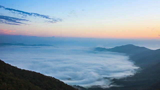 鸟瞰图的云海流动沿Jeam山，海明，阳谷枪在日出视频素材