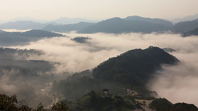 鸟瞰图云海之上的Okjeongho湖在日落在Unam-myeon, imsili -gun视频素材