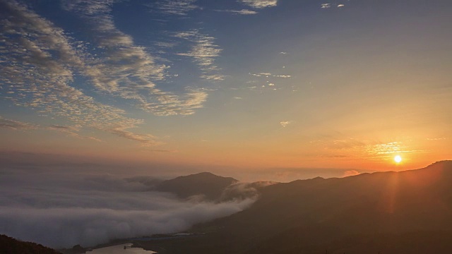 鸟瞰图的云海流动沿Jeam山，海明，阳谷枪在日出视频素材