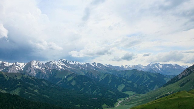 白石峰天山雪景鸟瞰图视频素材