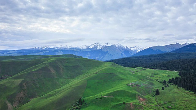 中古-石台草地上的雪山鸟瞰图视频素材