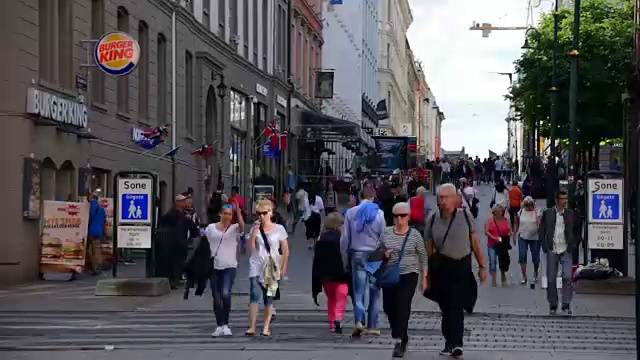 挪威奥斯陆，行人挤在一条繁忙的街道上视频素材