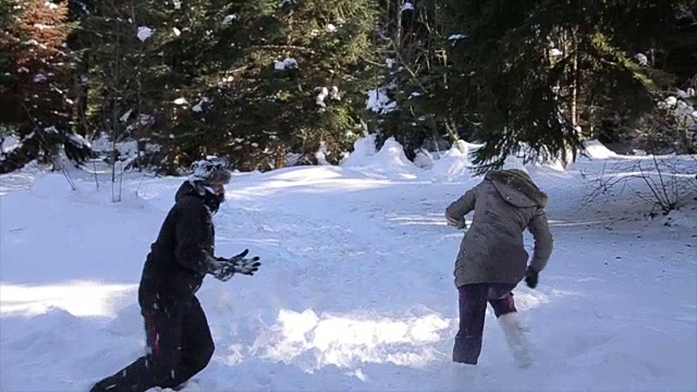 年轻夫妇在雪地上玩得很开心视频素材