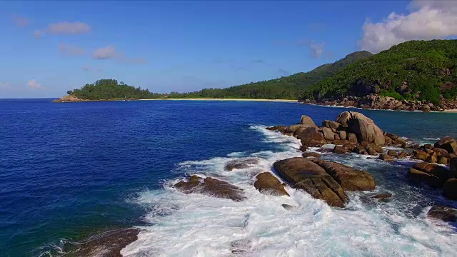 鸟瞰图:警察湾，Mahé岛，塞舌尔视频素材