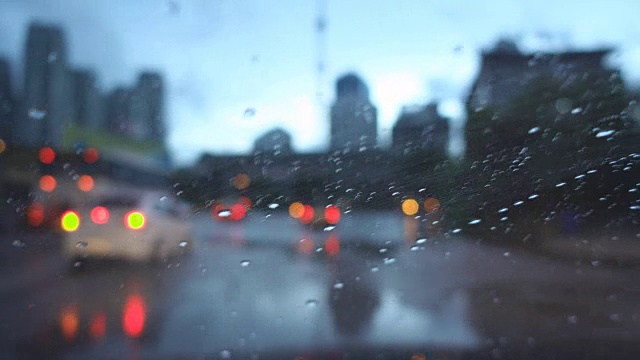 驾驶在清晨和雨天，机架焦点。视频素材