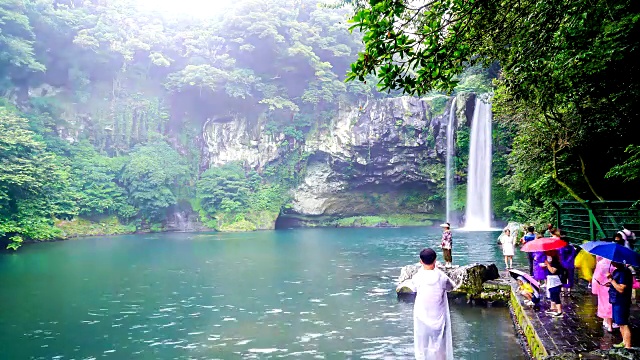 时间流逝在济州岛天智渊瀑布视频素材