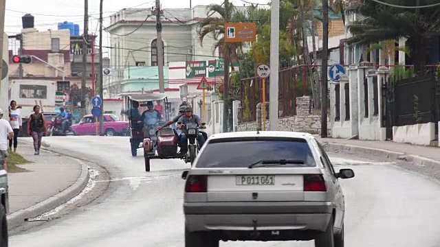 古巴圣克拉拉:加勒比岛社会主义时代的中央公路上白天的老爷车、交通和日常生活方式视频素材