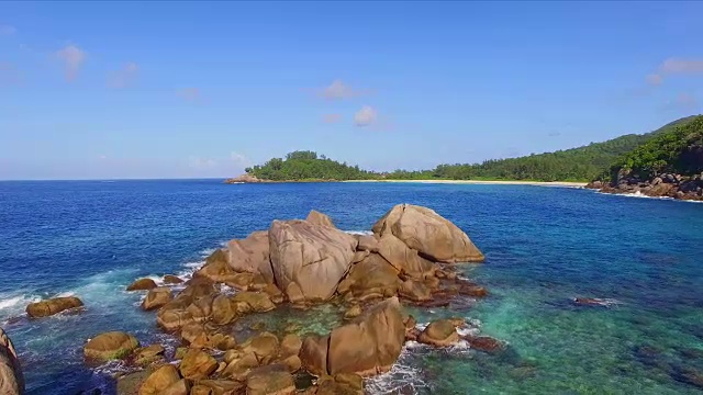 鸟瞰图:警察湾，Mahé岛，塞舌尔视频素材